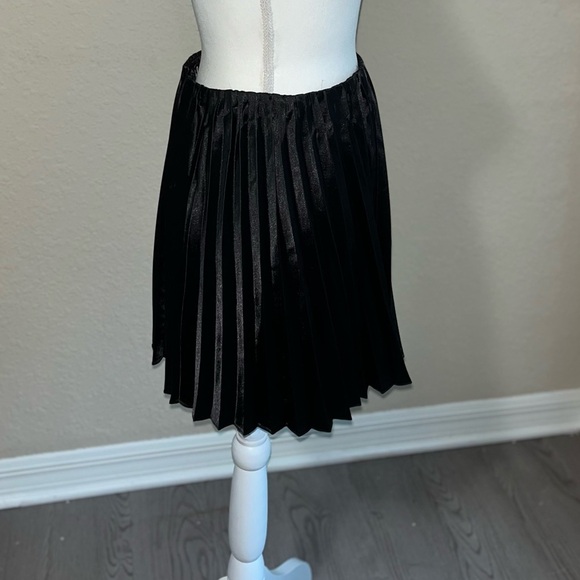 Lulus ‘Feeling Snazzy’ Black Satin Pleated Mini Skirt, NWT - Picture 7 of 9